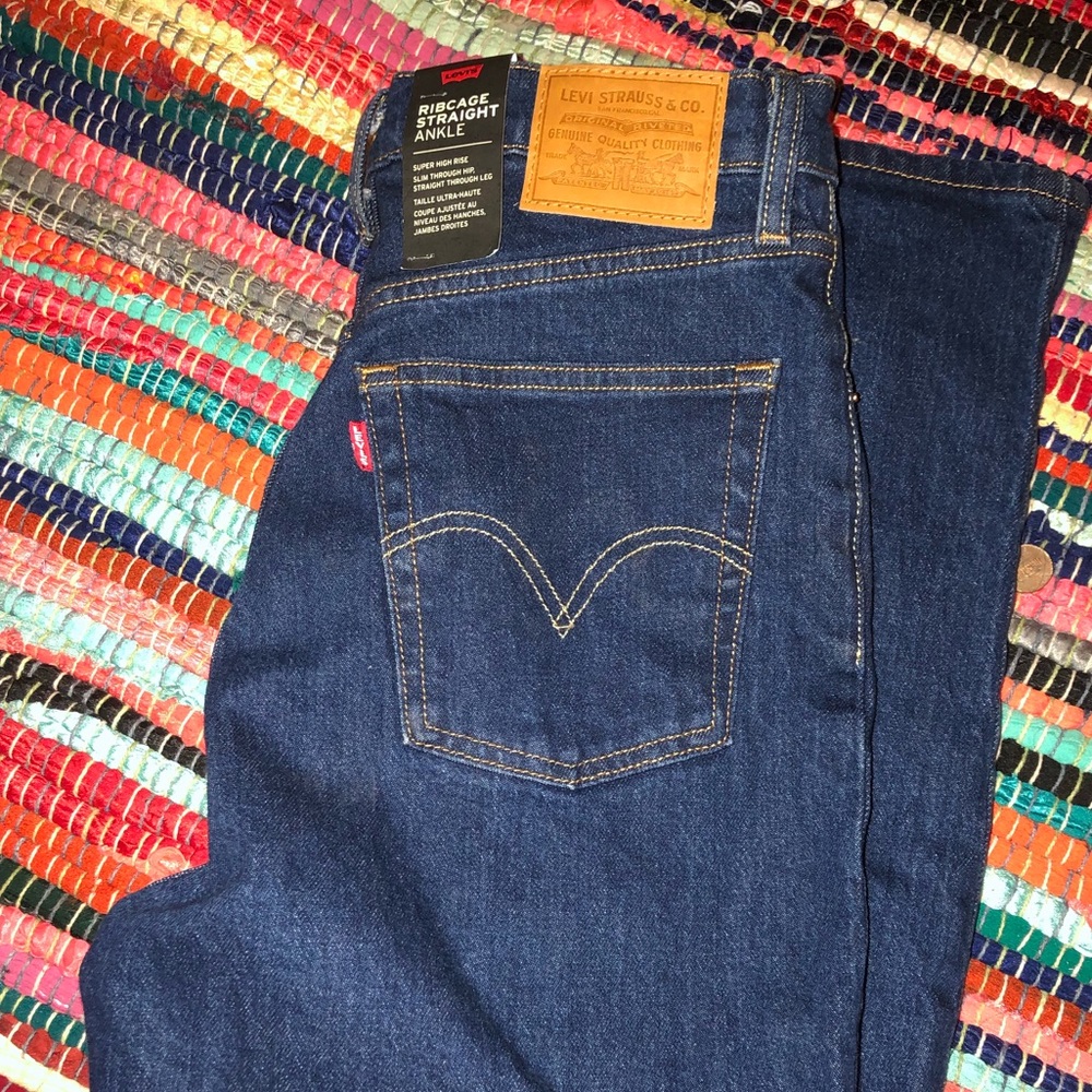 NWT RIBCAGE LEVIS ANKLE JEANS (DARK WASH)